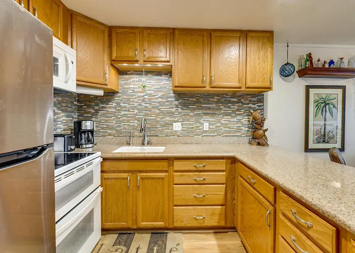 Pristine Lihue Condo W/ Balcony: Walk To Beach!